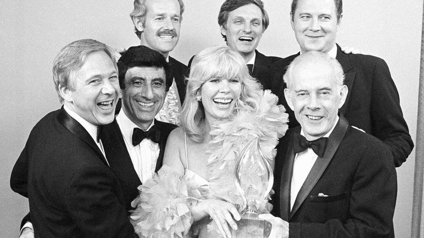 Loretta Swit mit den Darstellern von „M*A*S*H“. (Archivbild) Loretta Swit mit den Darstellern von „M*A*S*H“. (Archivbild)