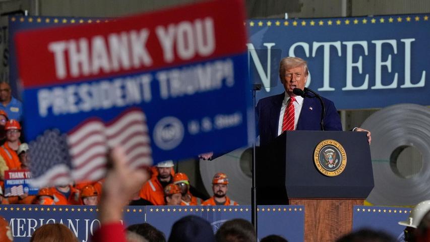 Donald Trump spricht im Werk von U.S. Steel Mon Valley Works-Irvin in West Mifflin, Pennsylvania. Donald Trump spricht im Werk von U.S. Steel Mon Valley Works-Irvin in West Mifflin, Pennsylvania.