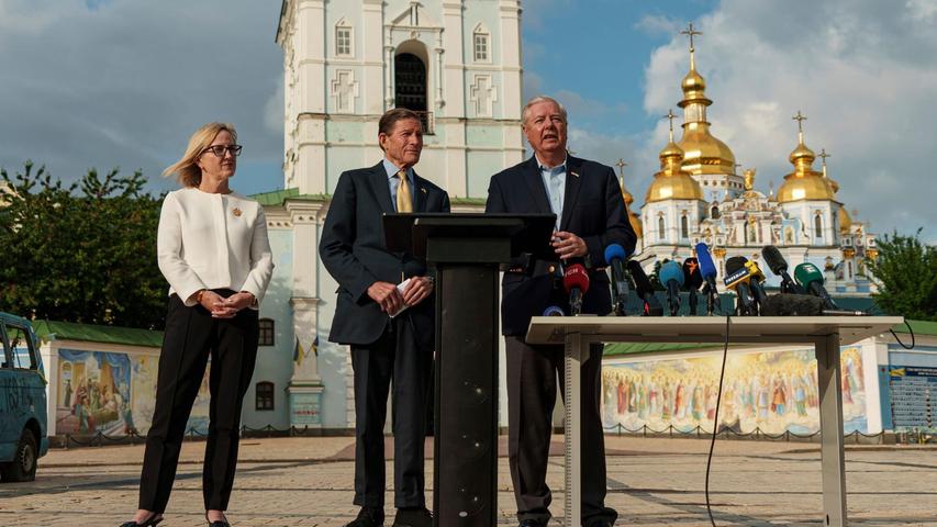 Die US-Senatoren LIndsey Graham und Richard Blumenthal haben in Kiew auch den ukrainischen Präsidenten Wolodymyr Selenskyj zu Gesprächen getroffen. Die US-Senatoren LIndsey Graham und Richard Blumenthal haben in Kiew auch den ukrainischen Präsidenten Wolodymyr Selenskyj zu Gesprächen getroffen.