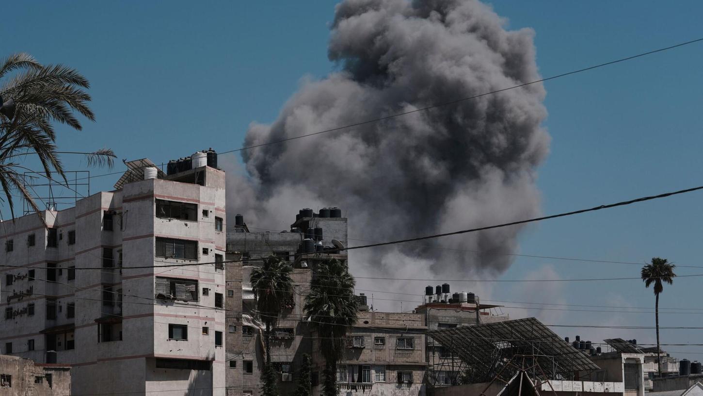 Im Gaza-Krieg stimmt die Hamas dem Waffenruhe-Plan eines US-Vermittlers in einem wichtigen Punkt zu - an anderen Stellen macht sie Bedingungen. Im Gaza-Krieg stimmt die Hamas dem Waffenruhe-Plan eines US-Vermittlers in einem wichtigen Punkt zu - an anderen Stellen macht sie Bedingungen.