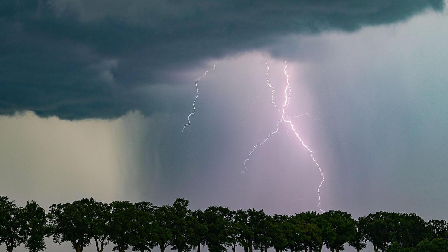 Im Verlauf des Tages sind in Teilen Deutschlands starke Gewitter wahrscheinlich (Symbolbild). Im Verlauf des Tages sind in Teilen Deutschlands starke Gewitter wahrscheinlich (Symbolbild).