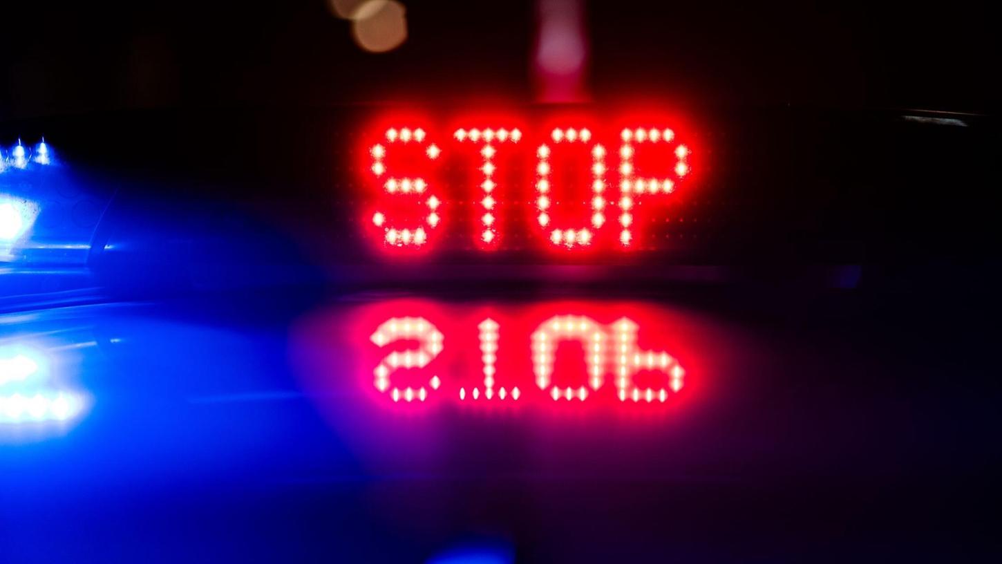 „Stop“ ist auf dem Dach eines Polizeiautos zu lesen. (zu dpa: «Betrunkener flieht vor Polizei - Wagen kracht gegen Hauswand») „Stop“ ist auf dem Dach eines Polizeiautos zu lesen. (zu dpa: «Betrunkener flieht vor Polizei - Wagen kracht gegen Hauswand»)