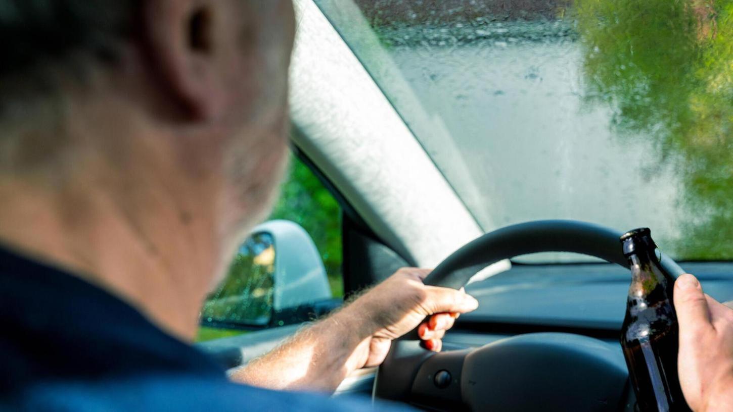 Mit fast 3 Promille wurde ein 51-jähriger Autofahrer am Freitag in Erlangen gestoppt. (Symbolbild) Mit fast 3 Promille wurde ein 51-jähriger Autofahrer am Freitag in Erlangen gestoppt. (Symbolbild)