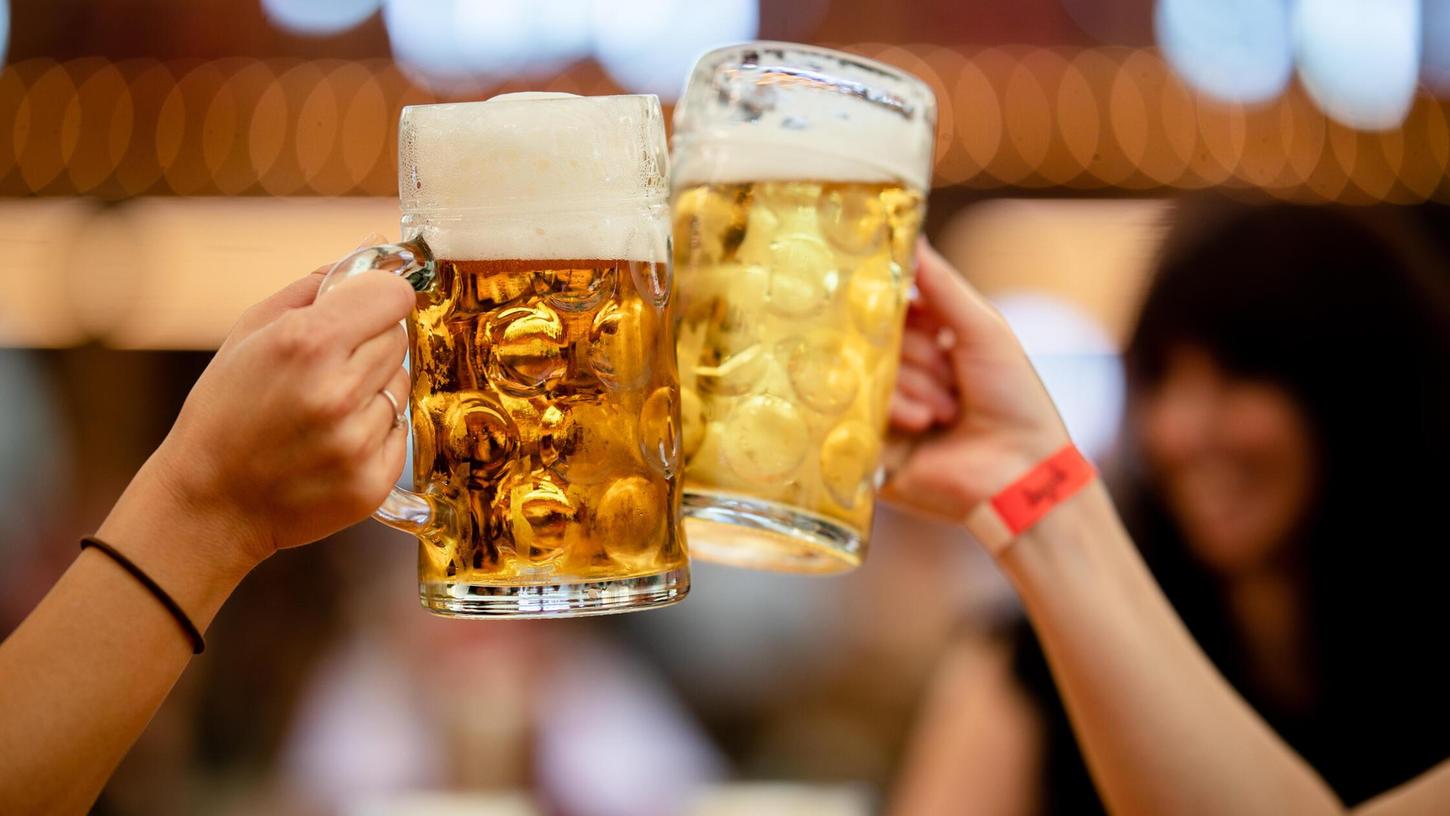 Zum Anstoßen, nicht zum Werfen gedacht: Das Bild zeigt Besucher auf dem Stuttgarter Frühlingsfests mit Bierkrügen in den Händen. Zum Anstoßen, nicht zum Werfen gedacht: Das Bild zeigt Besucher auf dem Stuttgarter Frühlingsfests mit Bierkrügen in den Händen.
