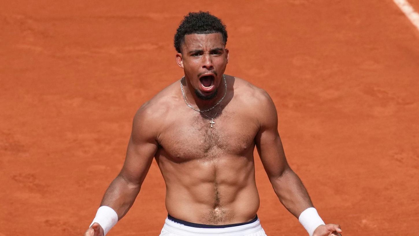 Arthur Fils bangt nach seinem Aus bei den French Open auch um seinen Einsatz in Wimbledon. Arthur Fils bangt nach seinem Aus bei den French Open auch um seinen Einsatz in Wimbledon.