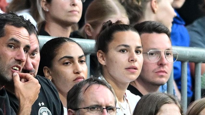 Nur Zuschauerinnen beim 4:0: Cora Zicai (l) und Lena Oberdorf. Nur Zuschauerinnen beim 4:0: Cora Zicai (l) und Lena Oberdorf.