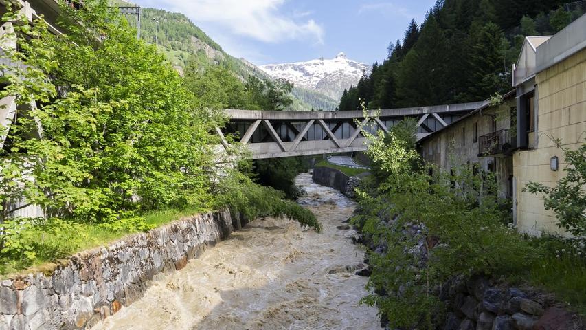 Das Wasser der Lonza rauscht wieder im unteren Tal. Das Wasser der Lonza rauscht wieder im unteren Tal.