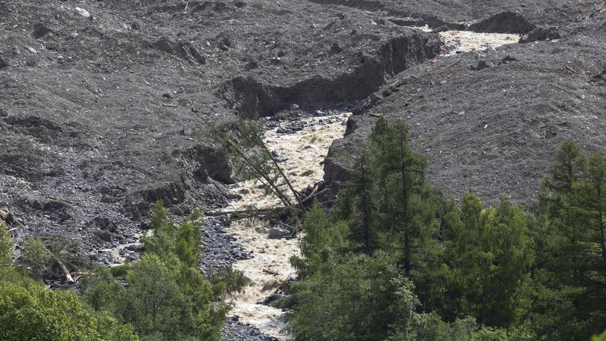Der Fluss Lonza hat sich schon tief in den Schuttkegel gegraben. Der Fluss Lonza hat sich schon tief in den Schuttkegel gegraben.
