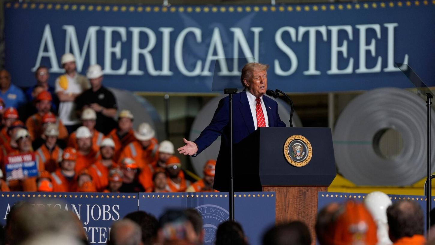 US-Präsident Trump will mit einer neuen Zollerhöhung die US-Stahlindustrie stärken. Die EU reagiert verärgert. US-Präsident Trump will mit einer neuen Zollerhöhung die US-Stahlindustrie stärken. Die EU reagiert verärgert.