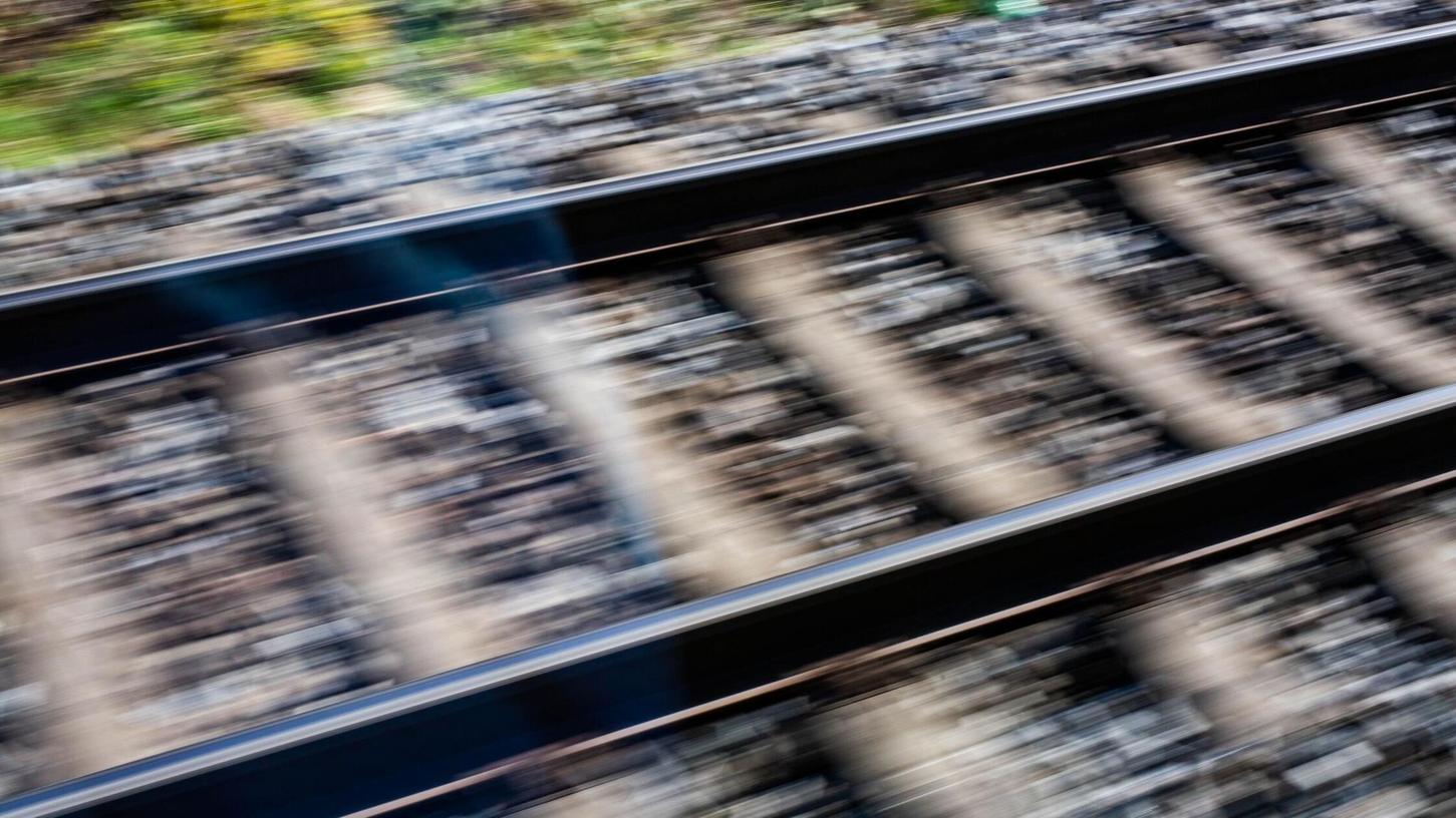 Auf der Strecke ist der Zugverkehr laut Bahn „massiv beeinträchtigt“. (Symbolbild) Auf der Strecke ist der Zugverkehr laut Bahn „massiv beeinträchtigt“. (Symbolbild)