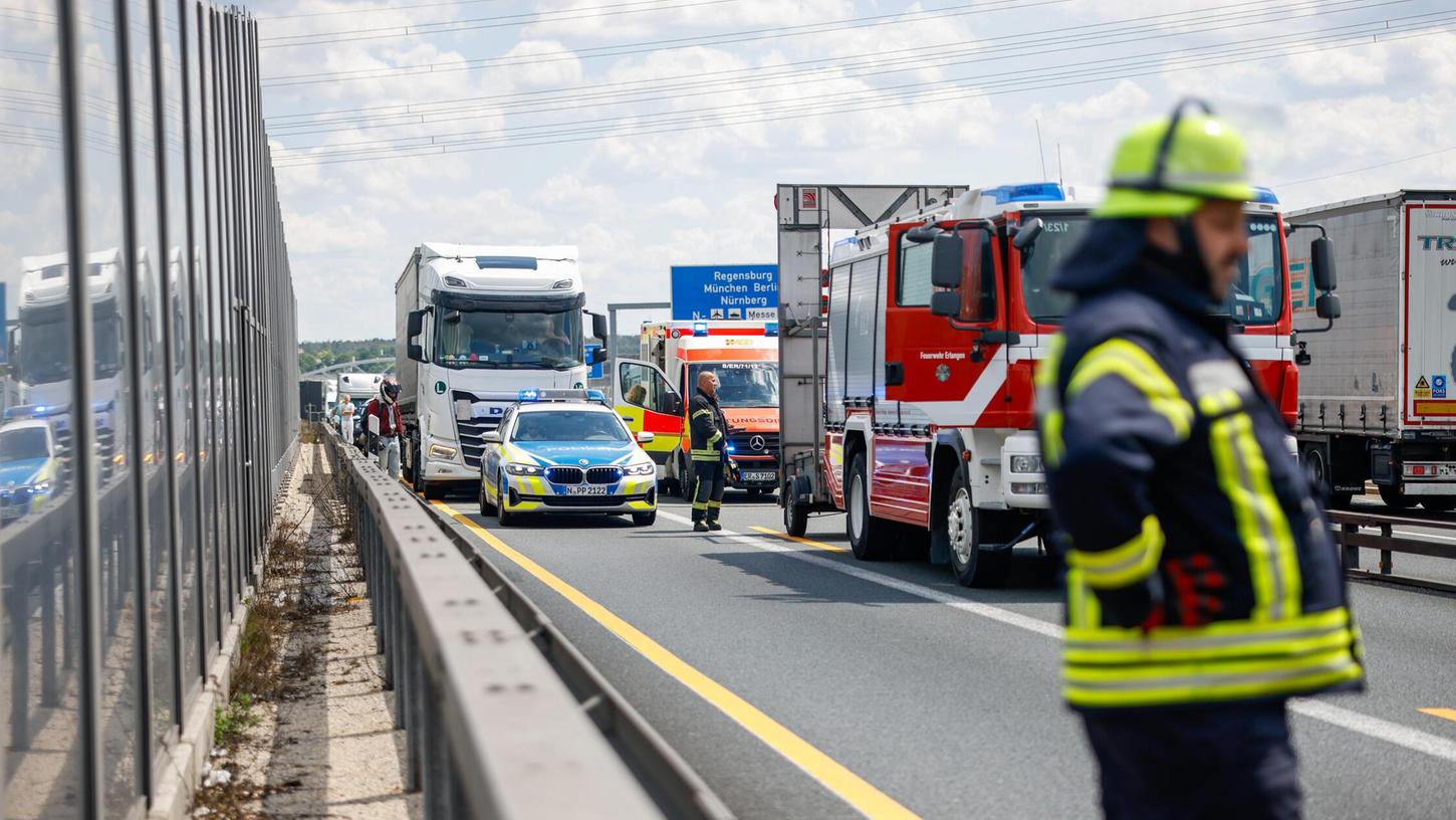 Der Brand ereignete sich direkt neben der Autobahn, weshalb die A3 in Richtung Würzburg kurzzeitig komplett gesperrt werden musste. Es kam zu einem Stau. Der Brand ereignete sich direkt neben der Autobahn, weshalb die A3 in Richtung Würzburg kurzzeitig komplett gesperrt werden musste. Es kam zu einem Stau.