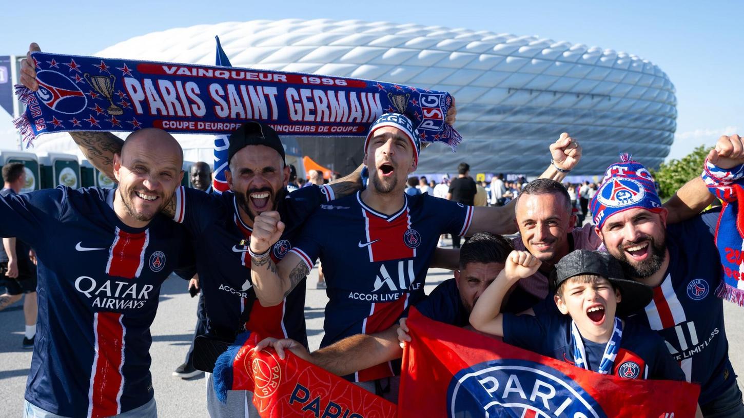 Fans von Paris feiern vor dem Stadion. Fans von Paris feiern vor dem Stadion.