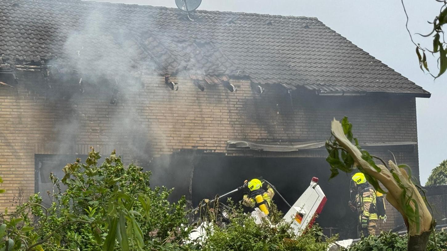 Die Feuerwehr löscht in einem Großeinsatz mit etwa 50 Kräften. Die Feuerwehr löscht in einem Großeinsatz mit etwa 50 Kräften.