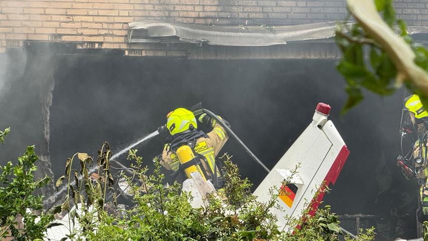 Nach dem Absturz hatte die Feuerwehr das Feuer schnell unter Kontrolle Nach dem Absturz hatte die Feuerwehr das Feuer schnell unter Kontrolle