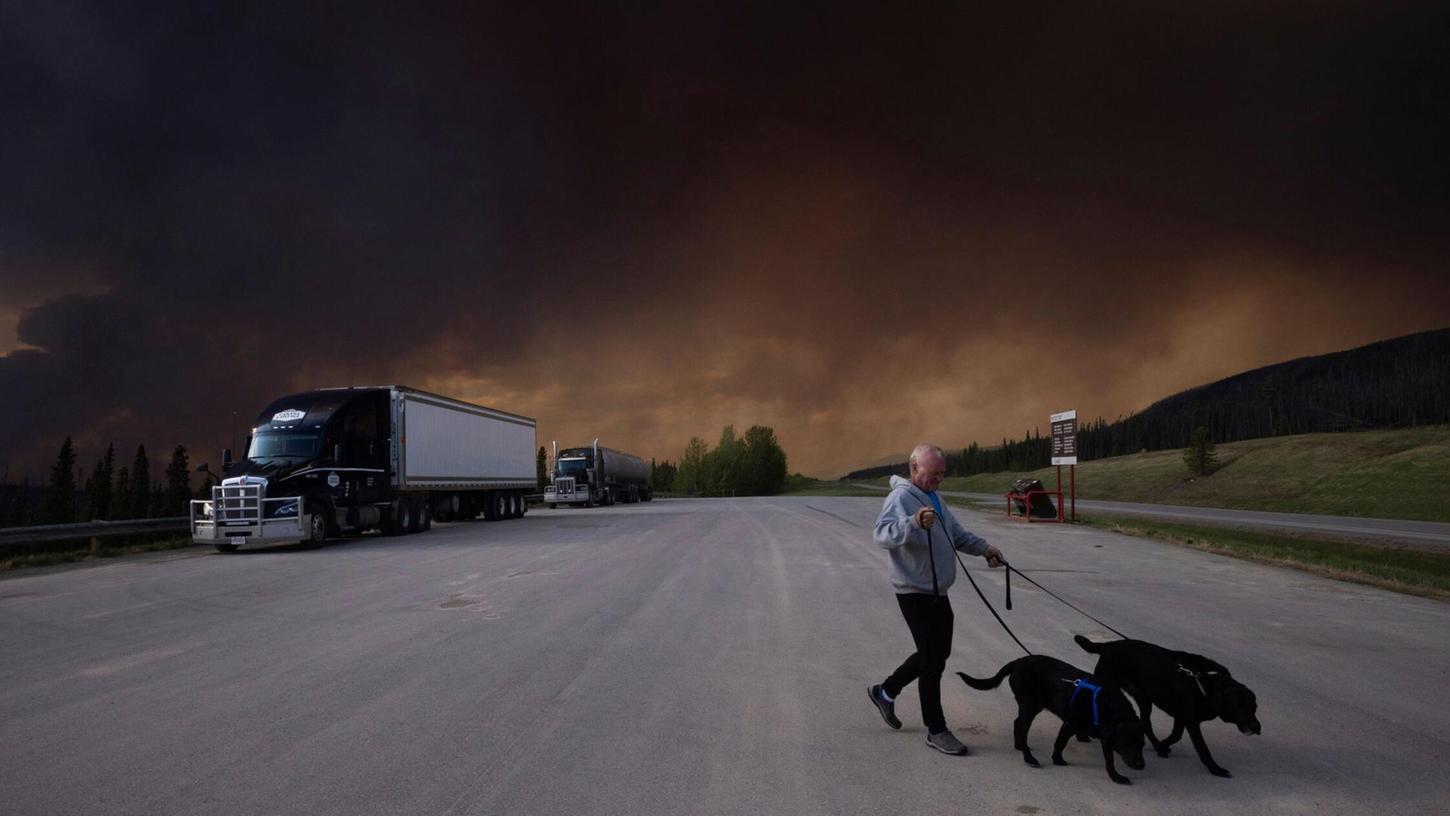 Der Himmel schwarz: So viele Waldbrände hat Kanada selten gleichzeitig erlebt. Gefährliche Waldbrände verdunkeln mittlerweile auch in Kanadas westlichster Provinz British Columbia den Horizont. Der Himmel schwarz: So viele Waldbrände hat Kanada selten gleichzeitig erlebt. Gefährliche Waldbrände verdunkeln mittlerweile auch in Kanadas westlichster Provinz British Columbia den Horizont.