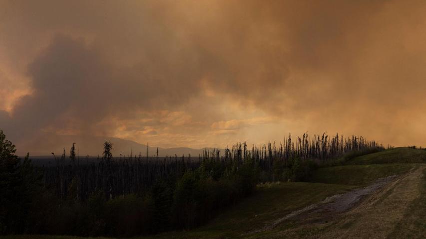 Der Rauch eines Waldbrandes hängt in der Luft über dem Highway 97 (British Columbia). Der Rauch eines Waldbrandes hängt in der Luft über dem Highway 97 (British Columbia).