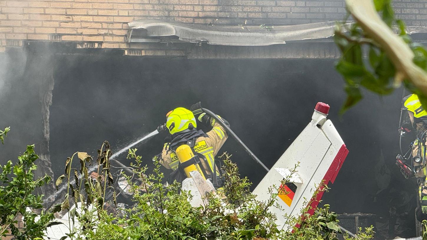Nordrhein-Westfalen, Korschenbroich: Die Feuerwehr arbeitet an der Absturzstelle, nachdem ein Flugzeug in ein Wohnhaus gestürzt ist. Nordrhein-Westfalen, Korschenbroich: Die Feuerwehr arbeitet an der Absturzstelle, nachdem ein Flugzeug in ein Wohnhaus gestürzt ist.
