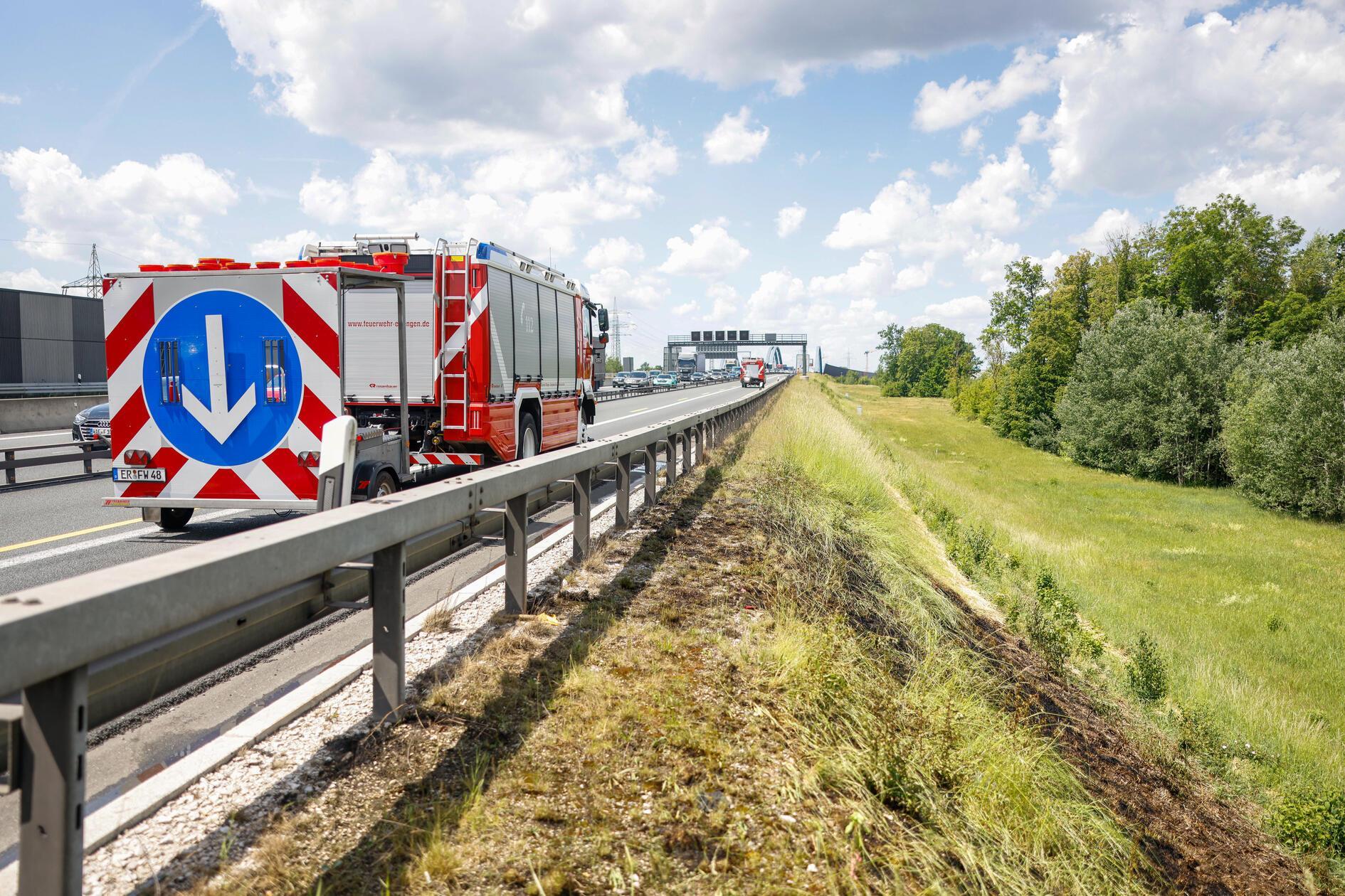 Der Feuerwehr wurde zunächst ein großer Brand gemeldet. Vor Ort stellte sich jedoch heraus, dass nur etwa 50 Quadratmeter Freifläche betroffen waren. Das erklärte die Polizei auf Anfrage unserer Redaktion.