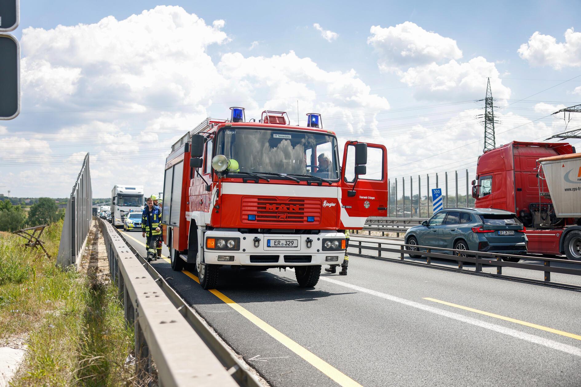 Es gibt jedoch Vermutungen, dass das Feuer durch Funkenflug oder weggeworfene Gegenstände entfacht wurde, berichtet die Nachrichtenagentur News5.