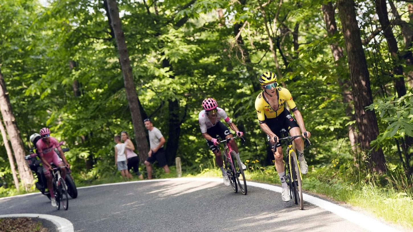 Simon Yates (r) distanziert Richard Carapaz und Isaac del Toro (l) am Colle delle Finestre. Simon Yates (r) distanziert Richard Carapaz und Isaac del Toro (l) am Colle delle Finestre.