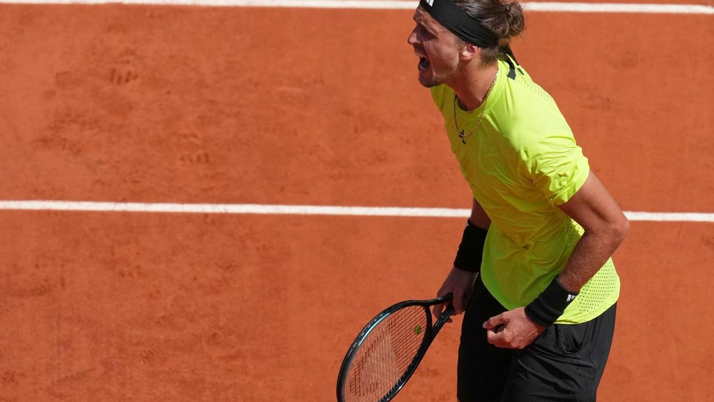Alexander Zverev steigert sich in Paris und steht im Achtelfinale. Alexander Zverev steigert sich in Paris und steht im Achtelfinale.