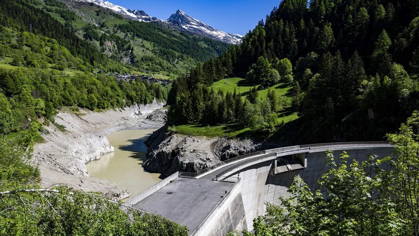 Der Stausee bei Ferden füllt sich mit ablaufendem Wasser der Lonza. Der Stausee bei Ferden füllt sich mit ablaufendem Wasser der Lonza.