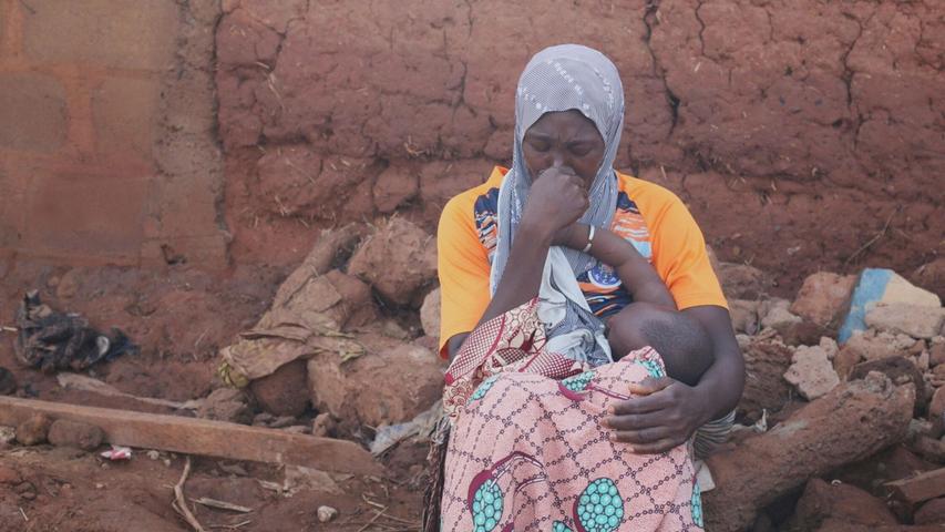 Eine Frau in der nigerianischen Stadt Mokwa, in der ein Unwetter schwere Zerstörungen angerichtet hat. Eine Frau in der nigerianischen Stadt Mokwa, in der ein Unwetter schwere Zerstörungen angerichtet hat.