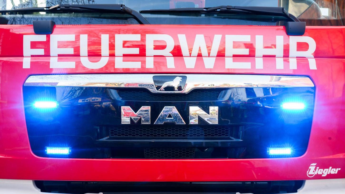 Die Feuerwehr ist im Einsatz, um den Brand zu löschen. (Symbolbild) Die Feuerwehr ist im Einsatz, um den Brand zu löschen. (Symbolbild)