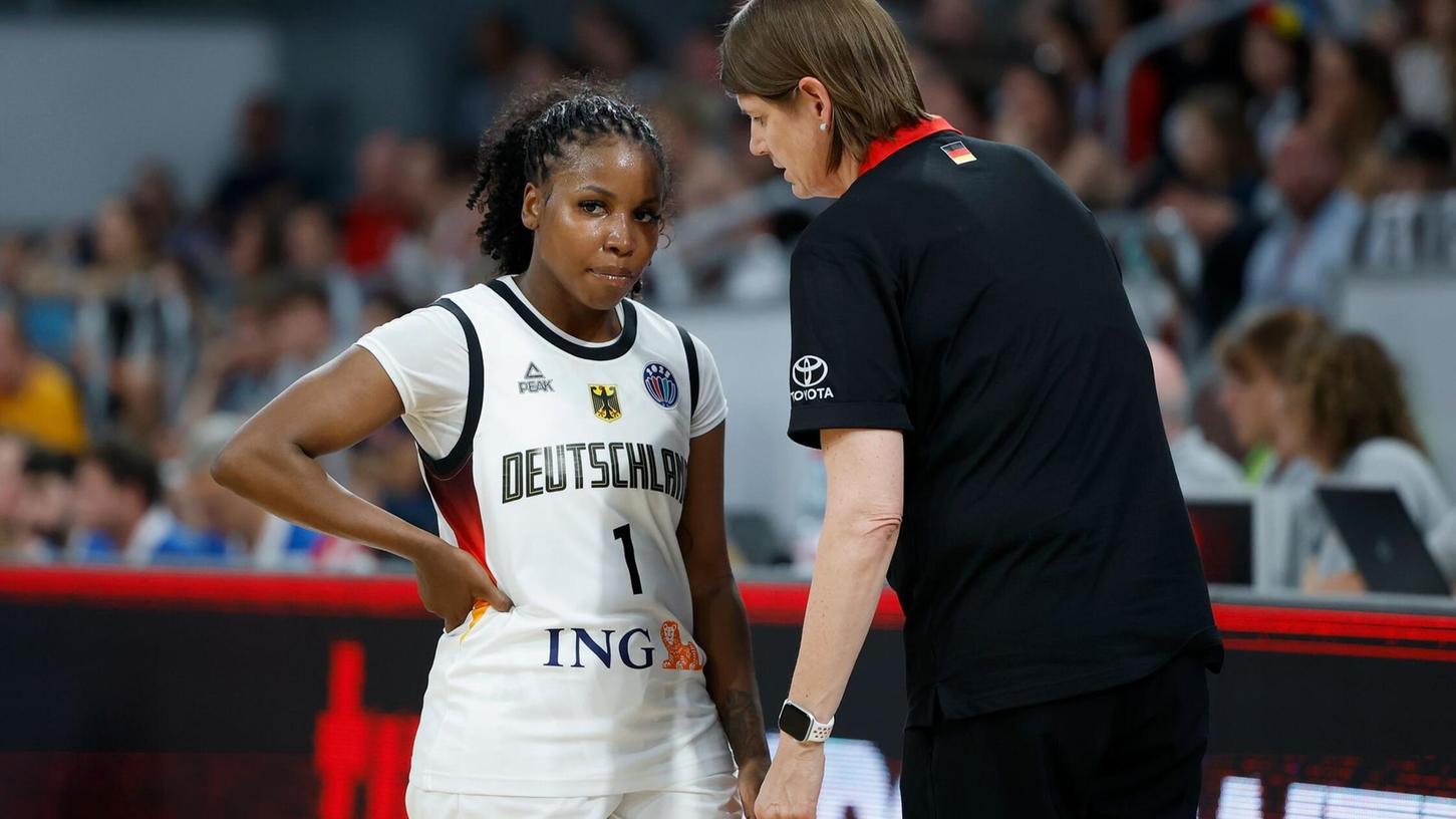 Viel zu besprechen: Spielerin Peterson und Trainerin Thomaidis. Viel zu besprechen: Spielerin Peterson und Trainerin Thomaidis.