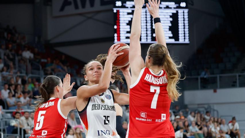 Kaum ein Durchkommen für die deutschen Basketballerinnen. Kaum ein Durchkommen für die deutschen Basketballerinnen.