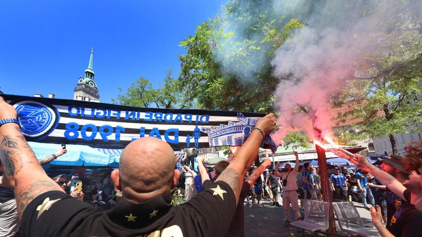 Fans von Inter Mailand stimmen sich in der Stadt auf das Finale ein. Fans von Inter Mailand stimmen sich in der Stadt auf das Finale ein.