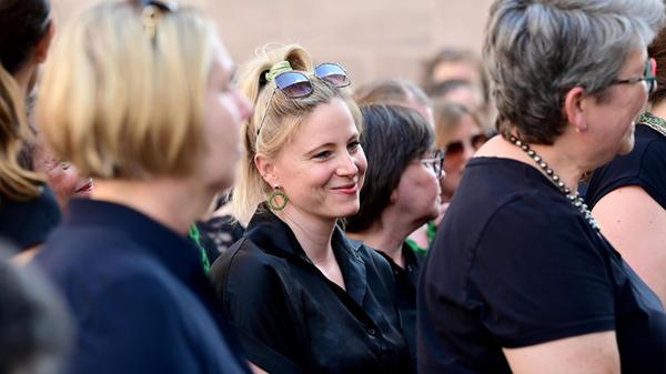 Chöre des Badischen Chorverbands sangen sich hinter dem Rathaus ein.