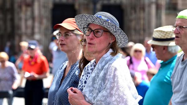 Das Publikum hörte aufmerksam zu.