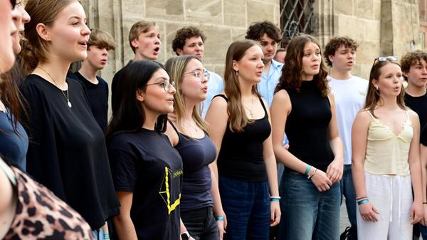 Spontane Einlage vorm Rathaus: Der Jugendkonzertchor der Chorakademie aus Dortmund.