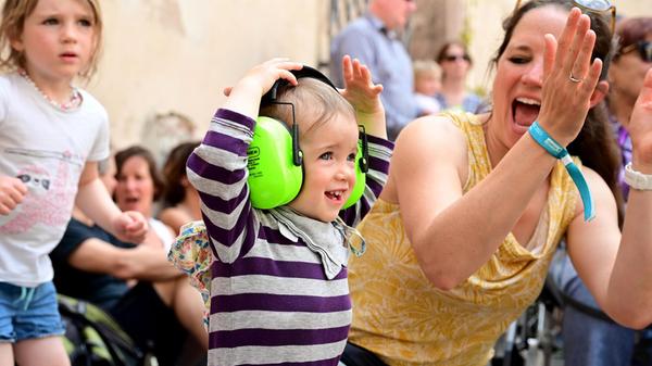 Das Carusos-Familiensingen in der Katharinenruine lud Groß und Klein zum Mitmachen eingeladen.
