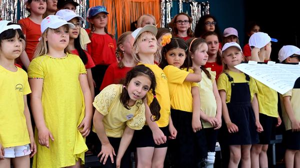 Der junge Chor der Musikschule Nürnberg eröffnete das Singbusfestival auf dem Hans-Sachs-Platz
