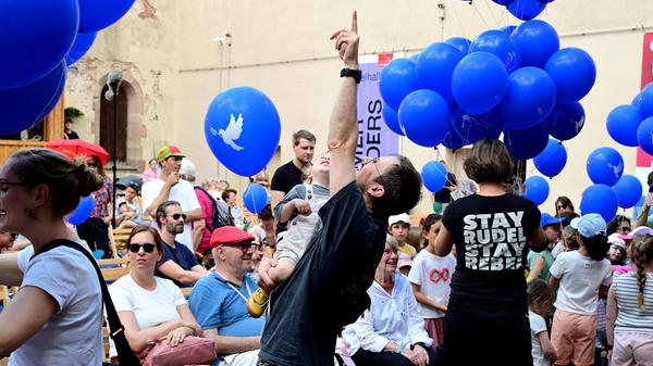 Die Luftballons flogen als Friedensgruß in die Welt.