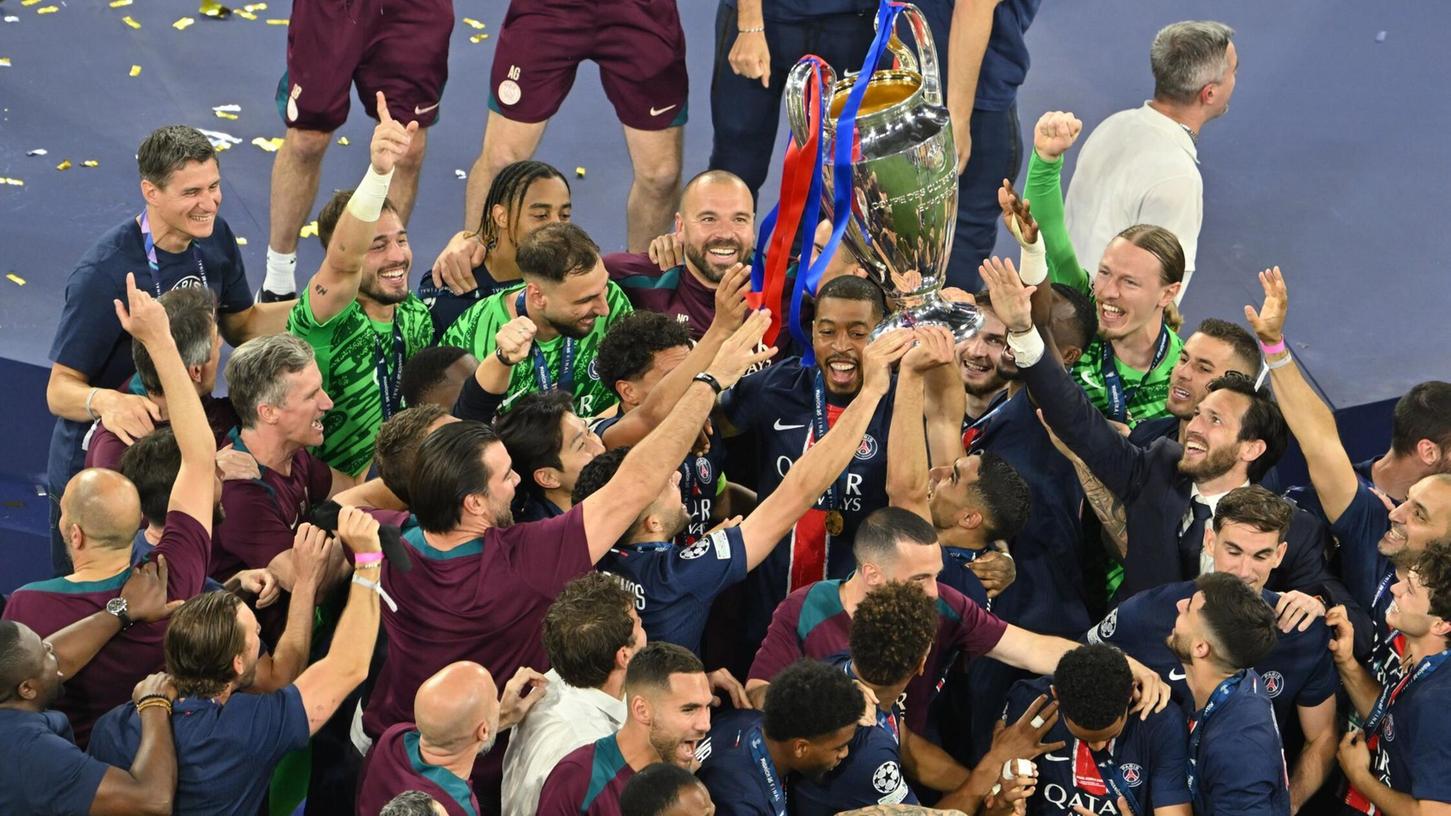 Siegerfoto mit dem silbernen Pokal. Siegerfoto mit dem silbernen Pokal.