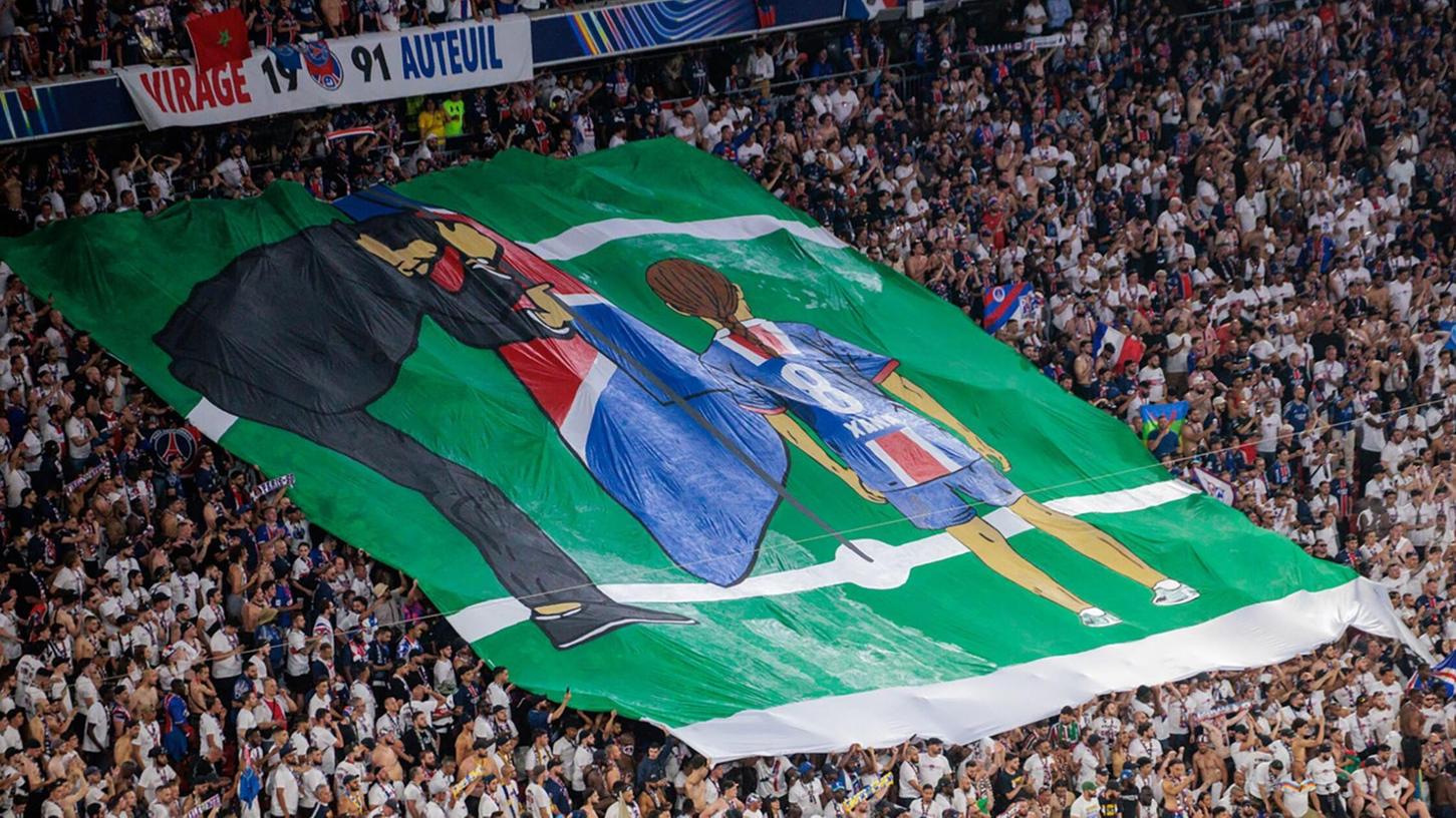 Die PSG-Fans gedenken der an Krebs gestorbenen Tochter von Coach Luis Enrique. Die PSG-Fans gedenken der an Krebs gestorbenen Tochter von Coach Luis Enrique.