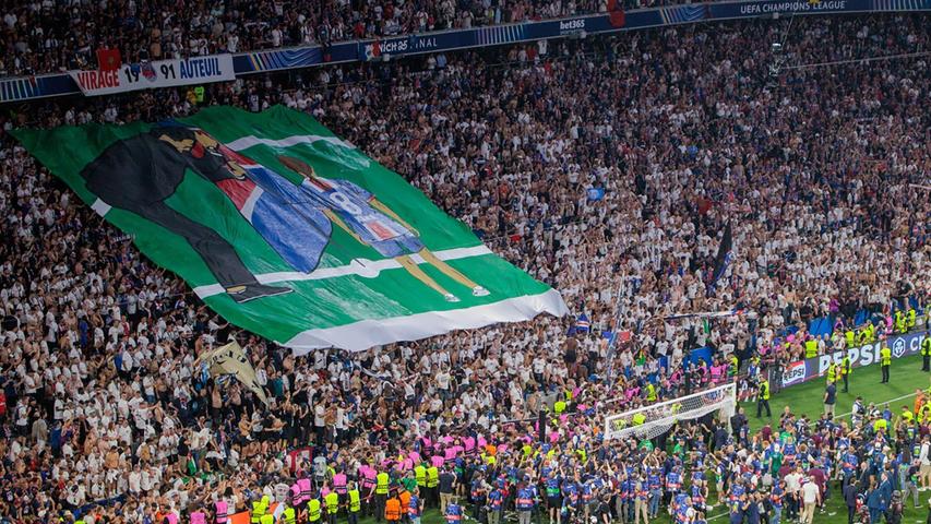 Die PSG-Fans gedenken der an Krebs gestorbenen Tochter von Coach Luis Enrique. Die PSG-Fans gedenken der an Krebs gestorbenen Tochter von Coach Luis Enrique.