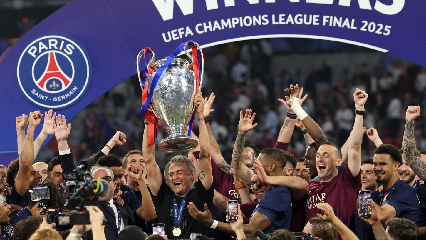 Luis Enrique feiert mit seinem Team den Sieg in der Champions League Luis Enrique feiert mit seinem Team den Sieg in der Champions League