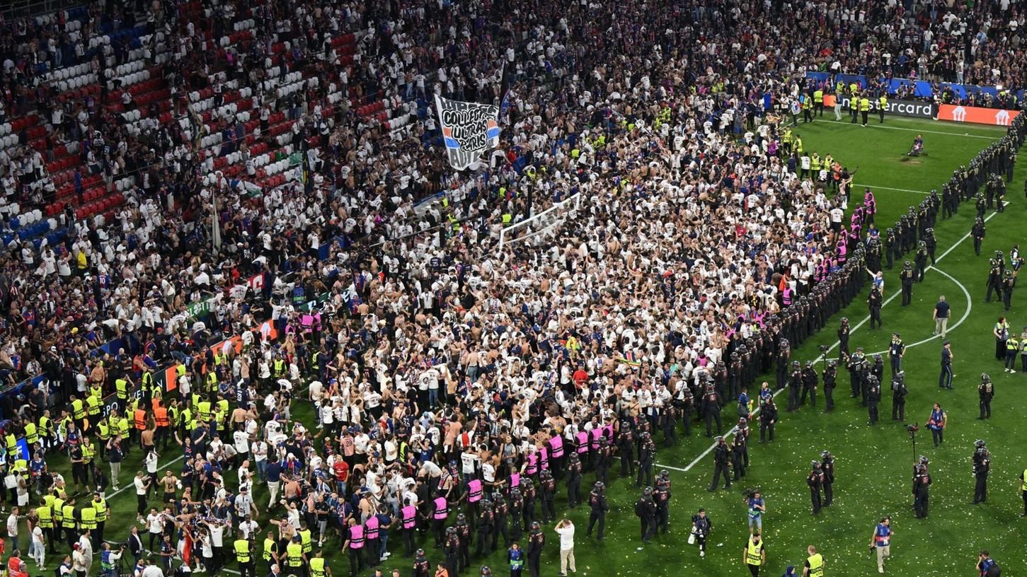 Party auf dem Rasen: Pariser Fans stürmen aus ihrem Block. Party auf dem Rasen: Pariser Fans stürmen aus ihrem Block.