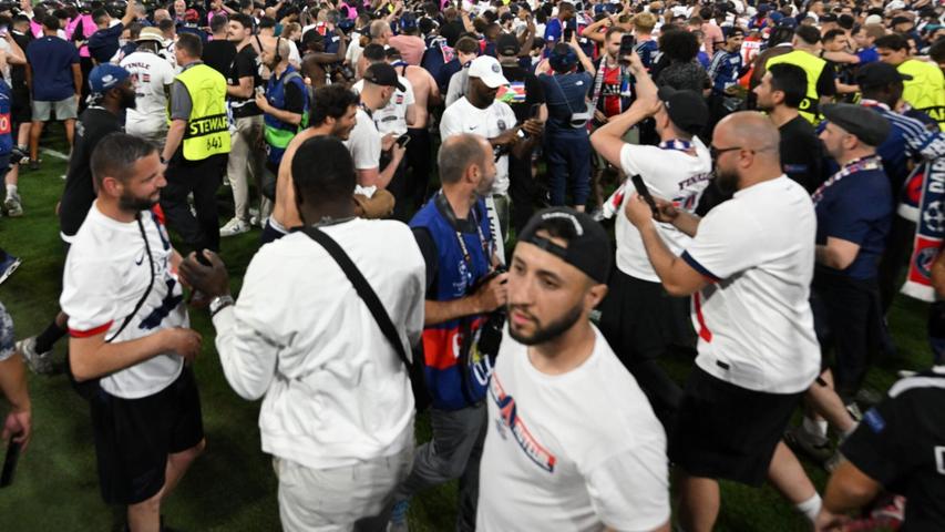 Ausgelassen: Fans wollen mit den Spielern feiern. Ausgelassen: Fans wollen mit den Spielern feiern.