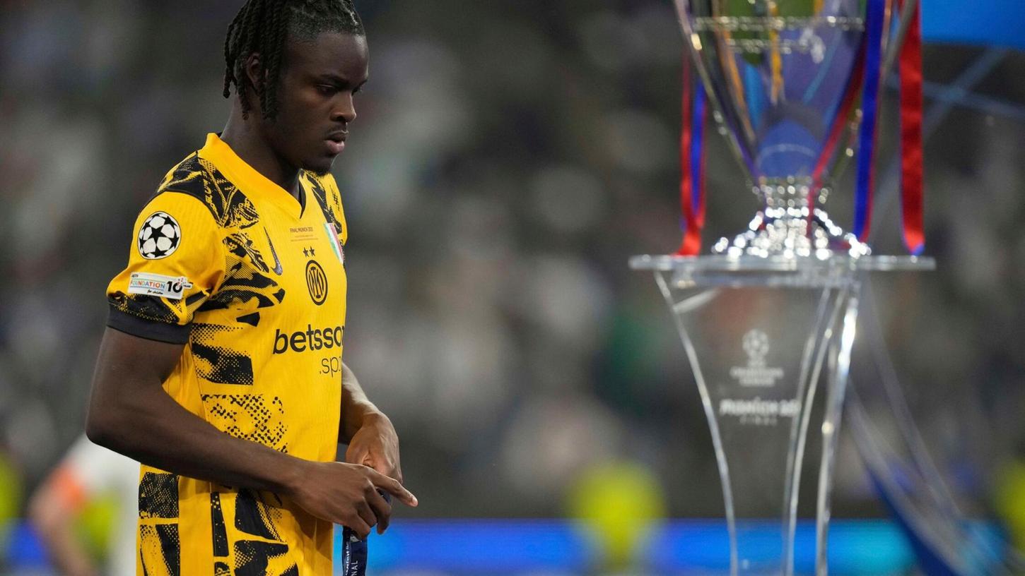 Kein Pokal und verletzt: Ein gebrauchter Tag für Yann Aurel Bisseck. Kein Pokal und verletzt: Ein gebrauchter Tag für Yann Aurel Bisseck.