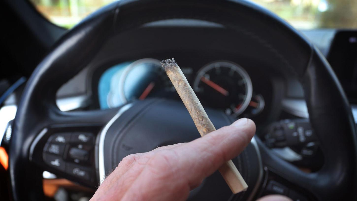 Cannabis am Steuer ist verboten. Nirgends wurden so viele Verstöße festgestellt wie in Bayern. (Ilustration) Cannabis am Steuer ist verboten. Nirgends wurden so viele Verstöße festgestellt wie in Bayern. (Ilustration)