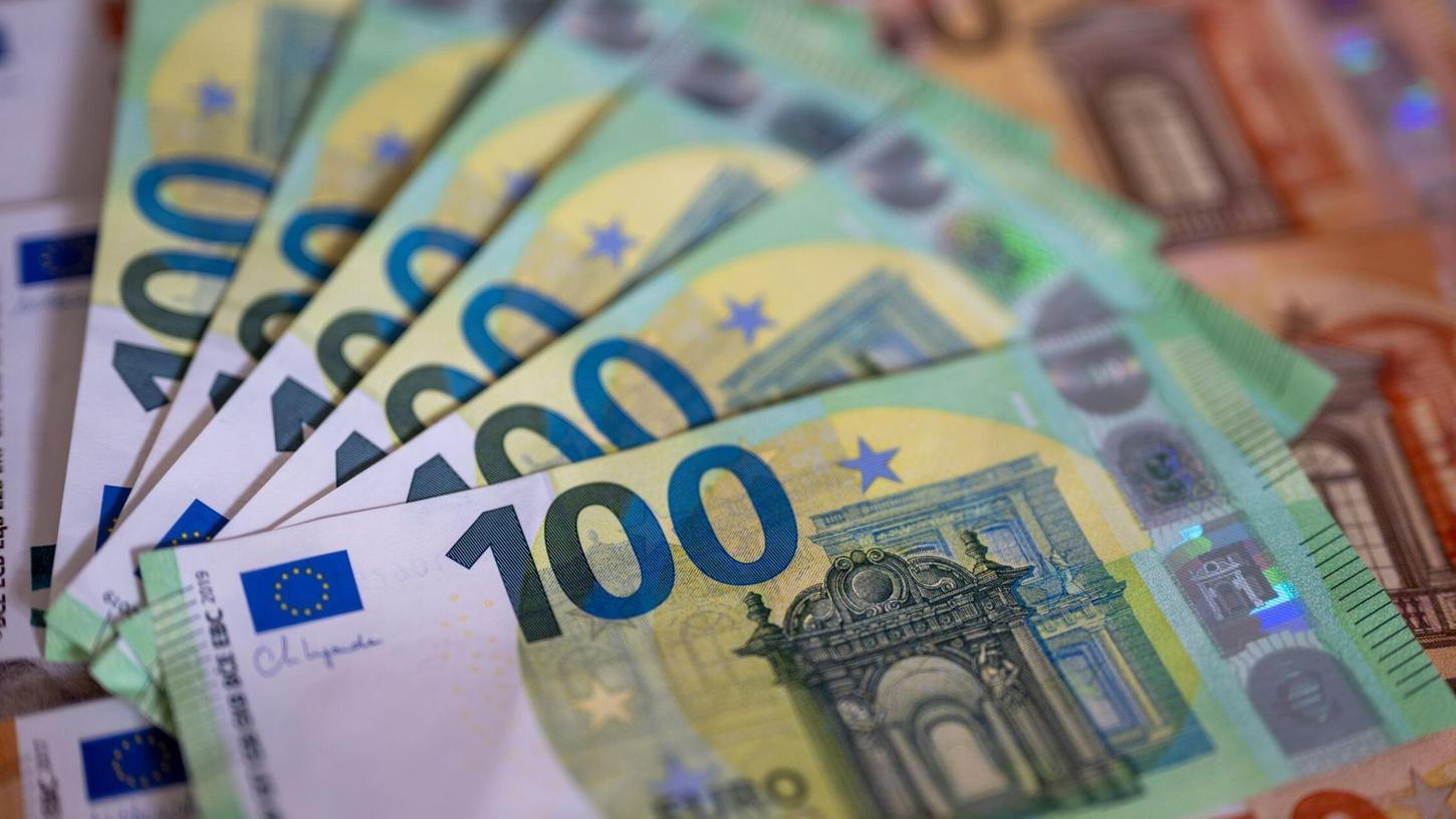 Bargeld wird nach Einschätzung der Bundesbank vermehrt gehortet und nicht mehr ausgegeben. (Symbolbild) Bargeld wird nach Einschätzung der Bundesbank vermehrt gehortet und nicht mehr ausgegeben. (Symbolbild)