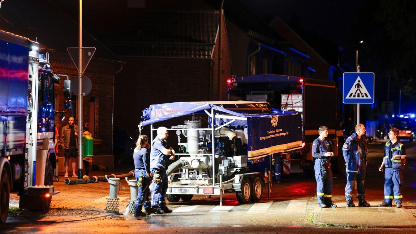 Auch in Erftstadt im Rhein-Erft-Kreis gab es zahlreiche Einsätze für die Rettungskräfte. Auch in Erftstadt im Rhein-Erft-Kreis gab es zahlreiche Einsätze für die Rettungskräfte.