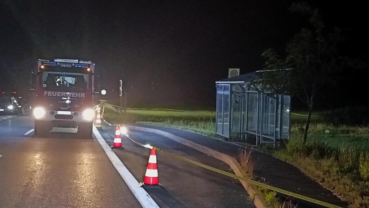 01.06.2025, Bayern, Schirnding: Die Feuerwehr steht an einem abgesperrten Areal, nachdem bei einer Kontrolle der Bundespolizei an der Grenze zu Tschechien ein flüchtiger Autofahrer tödlich verletzt worden ist. 01.06.2025, Bayern, Schirnding: Die Feuerwehr steht an einem abgesperrten Areal, nachdem bei einer Kontrolle der Bundespolizei an der Grenze zu Tschechien ein flüchtiger Autofahrer tödlich verletzt worden ist.