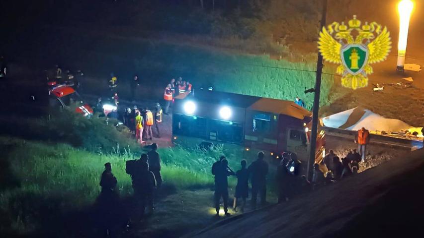 Infolge des Einsturzes einer Straßenbrücke entgleiste ein Zug in der russischen Region Brjansk. Infolge des Einsturzes einer Straßenbrücke entgleiste ein Zug in der russischen Region Brjansk.