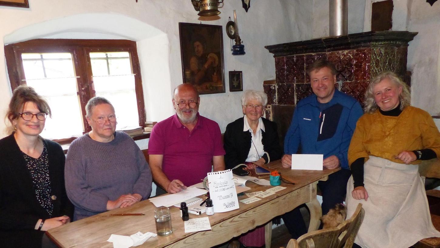 Schönschreiber im Heimatmuseum Kastl: Die drei Kalligrafiekünstler (von links) Franzsika Lehmann, Regina Eichenseer und Peter Beier mit Annemarie Weiß, Bürgermeister Stefan Braun und Birgitta Englhard. Schönschreiber im Heimatmuseum Kastl: Die drei Kalligrafiekünstler (von links) Franzsika Lehmann, Regina Eichenseer und Peter Beier mit Annemarie Weiß, Bürgermeister Stefan Braun und Birgitta Englhard.